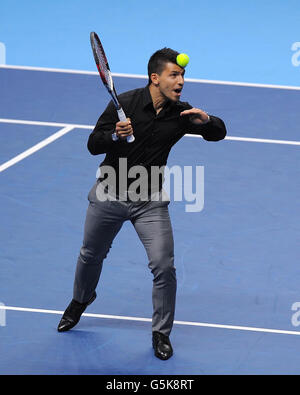 L'attaquant de Manchester City Sergio Aguero dirige une balle de tennis alors qu'il joue au tennis avec Juan Martin del Potro (non représenté) en Argentine après le match de del Potro contre Janko Tipsarevic en Serbie lors des finales du Barclays ATP World Tour à l'O2 Arena, Londres. Banque D'Images