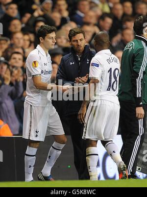 Tottenham Hotspur Manager Andre Villas-Boas (centre) salue le héros de tour de chapeau Jermain Defoe (droite) comme il est substitué au coéquipier Ryan Mason (gauche) Banque D'Images