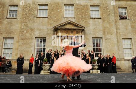 Le chœur des femmes militaires se présente devant la maison Lydiard, tandis que la BBC commence à danser Anton du Beke et Kristina Rihanoff exécutent une danse spécialement chorégraphiée. Banque D'Images