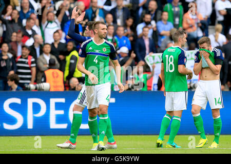 L'Irlande du Nord Kyle Lafferty, Gareth McAuley, Aaron Hughes et Stuart Dallas (de gauche à droite) après le coup de sifflet final au cours de l'UEFA Euro 2016, Groupe C match au Parc des Princes, Paris. Banque D'Images