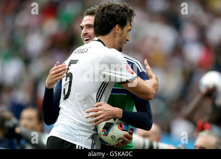 Tapis l'Allemagne Hummels (à gauche) embrasse l'Irlande du Nord Kyle Lafferty (à droite) après l'UEFA Euro 2016, Groupe C match au Parc des Princes, Paris. Banque D'Images