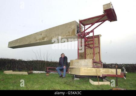 Roger Franklin, avec sa création partiellement érigée dans son jardin à l'arrière de Grand Rissington. M. Franklin, un constructeur qui a construit un obélisque mobile de 37 pieds à la mémoire de sa femme, se préparait à exposer la structure. *... Roger Franklin, 50 ans, de Great Rissington, dans les Cotswolds, Gloucestershire, a construit le monument en fibre de verre après que son obélisque initial de 43 pieds ait été détruit par de forts vents. Le nouveau travail, qui est monté sur une remorque, est conçu comme une structure temporaire, qu'il espère montrer aux voisins avant de demander la permission de planifier un mémorial permanent. Banque D'Images