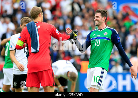 L'Irlande du Nord Kyle Lafferty (à droite) serre la main avec l'Allemagne gardien Manuel Neuer après le coup de sifflet final au cours de l'UEFA Euro 2016, Groupe C match au Parc des Princes, Paris. Banque D'Images