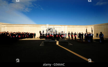 Les dignitaires respectent le Mémorial des Forces armées à la onzième heure du onzième jour pendant le jour de l'armistice et le dimanche du souvenir à l'Arboretum du Mémorial national, à Alrewas, dans le Staffordshire. Banque D'Images