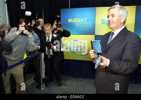 Le ministre irlandais des Finances, Charlie McCreevy, lors d'une séance photo à Dublin, avant de prononcer son discours sur le budget à Dail, le Parlement irlandais. *... ce sera le premier budget à utiliser la monnaie de l'euro, car la plupart des changements annoncés entreront en vigueur en 2002 quand l'euro sera utilisé. Banque D'Images