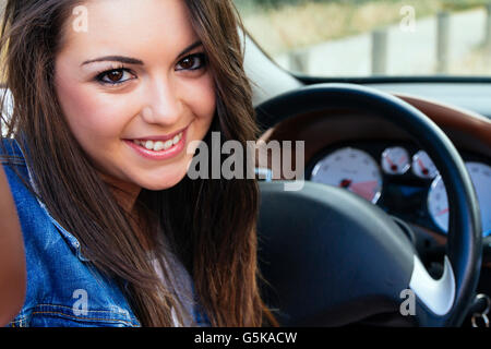 Hispanic woman smiling in car Banque D'Images