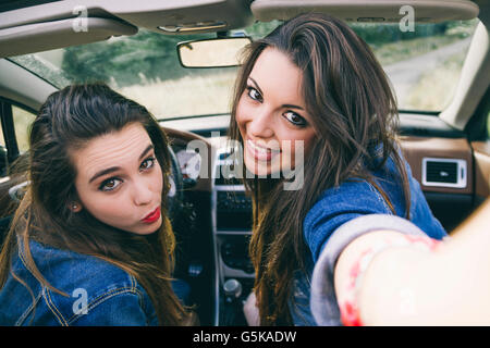 Les femmes prenant de selfies Banque D'Images