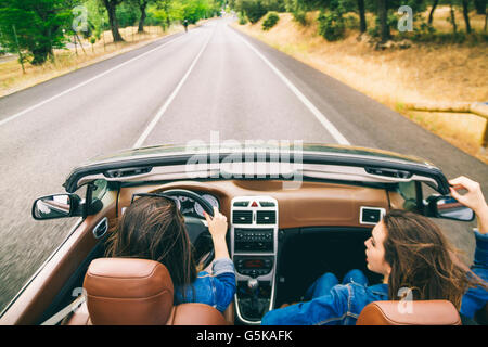 Les femmes au volant in convertible Banque D'Images