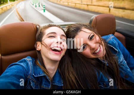 Les femmes rire in convertible Banque D'Images