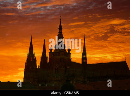 Silhouette of ornate church contre sunset sky Banque D'Images