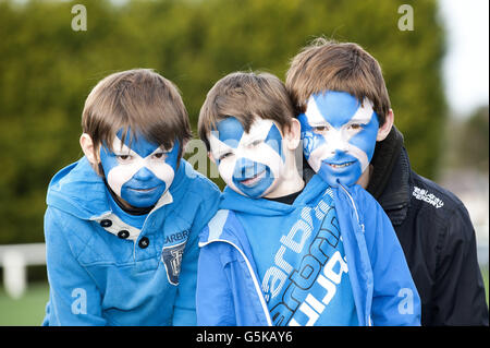 Youn Scotland fans (gauche-droite) Marc (9) Daniel (4) Sean (14) de Prestonpan à la peinture de visage dans la zone familiale avant le match de test EMC à Murrayfield, Édimbourg. Banque D'Images