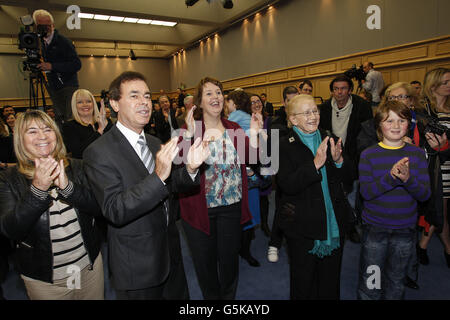 Le ministre de la Justice, Alan Shatter, avec son épouse Carol (à gauche) et la juge Catherine McGuinness (deuxième à droite) applaudissent au centre des comes du château de Dublin, après l'adoption d'un référendum sur l'inscription des droits des enfants dans la constitution par un vote du Oui de 58 %, les chiffres définitifs ont été confirmés. Banque D'Images