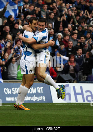 Tim Visser, en Écosse, fête son essai avec Matt Scott lors du match de test EMC à Murrayfield, Édimbourg. Banque D'Images