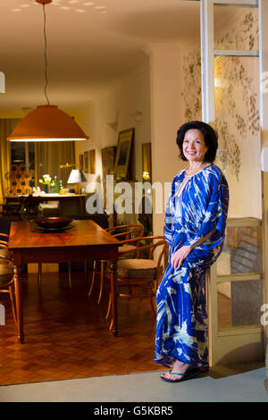 Caucasian woman smiling in dining room Banque D'Images