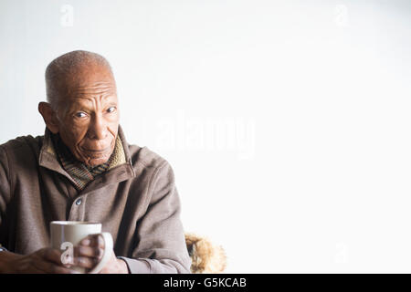 Plus homme noir tasse de café potable Banque D'Images