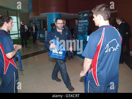 Rugby Expo 2012 - première journée - Twickenham.Un délégué reçoit un sac avec des dépliants d'information lorsqu'il arrive à l'Expo Rugby 2012 à Twickenham. Banque D'Images