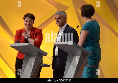 Le chef conservateur écossais Ruth Davidson (à gauche) et le maire de Londres Sadiq Khan (centre) au cours du grand débat sur BBC One, sur le référendum de l'Union européenne. Banque D'Images