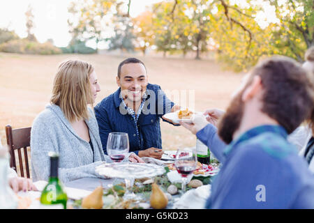 Les amis de manger à tarte outdoor table Banque D'Images