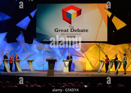 (De gauche à droite), Boris Johnson, Gisela Stuart, de l'Énergie Ministre Andrea Leadsom, David Dimbleby, chef conservateur écossais Ruth Davidson, Maire de Londres Sadiq Khan et le Secrétaire Général du TUC Frances O'Grady lors du grand débat sur BBC One, sur le référendum de l'Union européenne. Banque D'Images