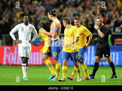 Zlatan Ibrahimovic (au centre), en Suède, célèbre son quatrième but et celui de ses côtés, comme le regarde Danny Welbeck (à gauche), en Angleterre Banque D'Images