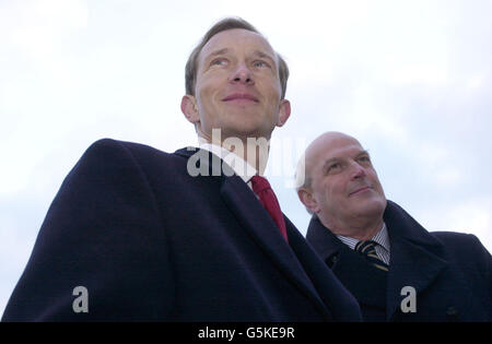 Le nouveau chef de l'exécutif de English Heritage, le Dr Simon Thurley (à gauche), pose avec le Président de English Heritage, Sir Neil Cossons, au sommet de Wellington Arch, dans le centre de Londres. Le Dr Thurley est actuellement directeur du Musée de Londres. Banque D'Images