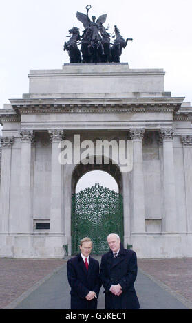 Le nouveau chef de l'exécutif de English Heritage, le Dr Simon Thurley (à gauche), pose avec le Président de English Heritage, Sir Neil Cossons, devant Wellington Arch, dans le centre de Londres. Le Dr Thurley est actuellement directeur du Musée de Londres. Banque D'Images