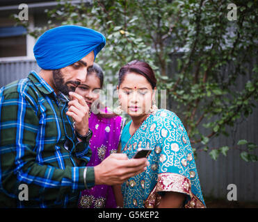 Dans la famille des vêtements traditionnels indiens using cell phone Banque D'Images
