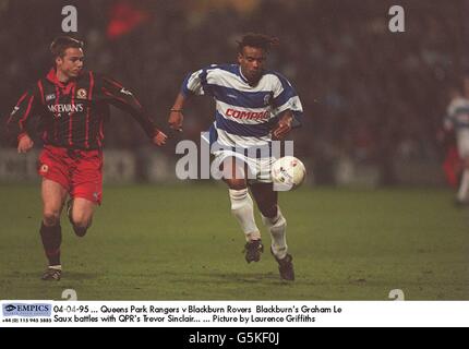 04-04-95 ... Queens Park Rangers v Blackburn Rovers Graeme le Saux de Blackburn lutte avec Trevor Sinclair de QPR. ... Photo de Laurence Griffiths Banque D'Images