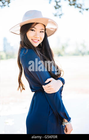 Chinese woman smiling outdoors Banque D'Images