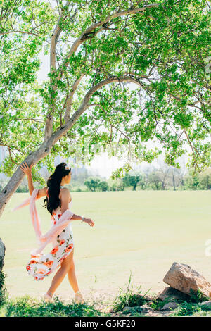 Chinese woman walking in pond Banque D'Images