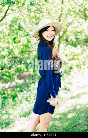 Chinese woman standing in garden Banque D'Images