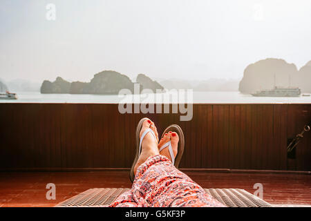 Caucasian woman sur le bateau dans la baie d'Ha Long, Vietnam Banque D'Images