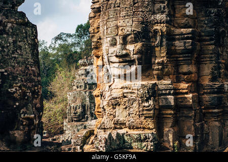 Statue délabrées et pilier à Angkor Wat, Siem Reap, Cambodge Banque D'Images