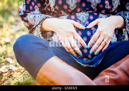 Pregnant Hispanic woman holding her belly Banque D'Images