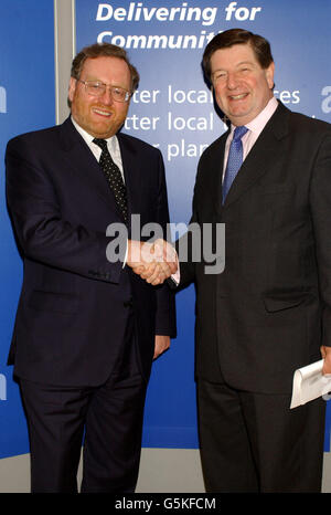 Le ministre des Transports, John Spellar, rencontre le député de Bournemouth-Ouest (conservateur), John Butterfill, pour discuter des questions de transport local. Banque D'Images