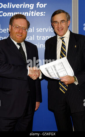 Le ministre des Transports, John Spellar, rencontre le député d'Aldershot (conservateur), Gerald Howarth, pour discuter des questions de transport local. Banque D'Images