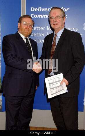 Le ministre des Transports, John Spellar, rencontre le député de Tamworth (travail), Brian Jenkins, pour discuter des questions de transport local. Banque D'Images