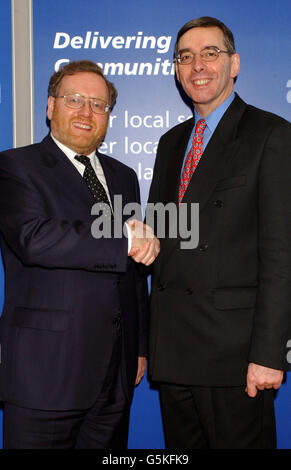 Le ministre des Transports, John Spellar, rencontre le député de Stafford (travail), David Kidney, pour discuter des questions de transport local. Banque D'Images