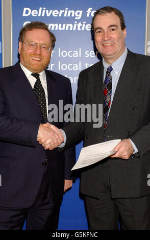 Le ministre des Transports, John Spellar, rencontre le député de South Thanet (Labour), Stephen Ladyman, pour discuter des questions de transport local. Banque D'Images