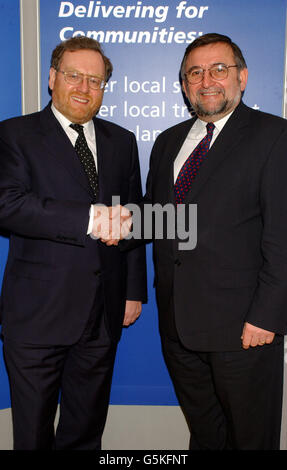 Le ministre des Transports, John Spellar, rencontre Gwyn Prosser, député de Douvres (travail), pour discuter des questions de transport local. Banque D'Images