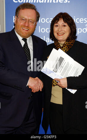 Le ministre des Transports, John Spellar, rencontre la députée de la ville de Chester (Labour), Christine Russell, pour discuter des questions de transport local. Banque D'Images