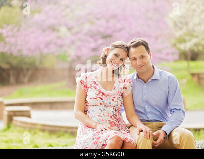 Femmes enceintes Caucasian couple smiling outdoors Banque D'Images