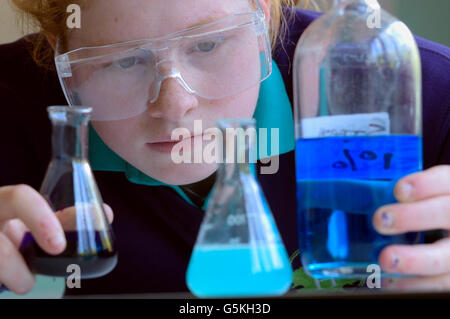 Lycéenne faisant une expérience scientifique. L'Angleterre. UK Banque D'Images