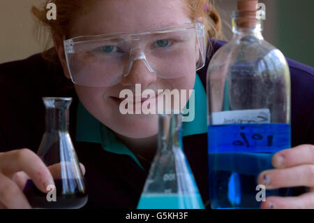 Lycéenne faisant une expérience scientifique. L'Angleterre. UK Banque D'Images