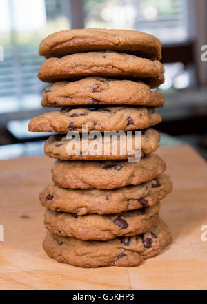 Pile de cookies au chocolat géant sur butcher block Banque D'Images