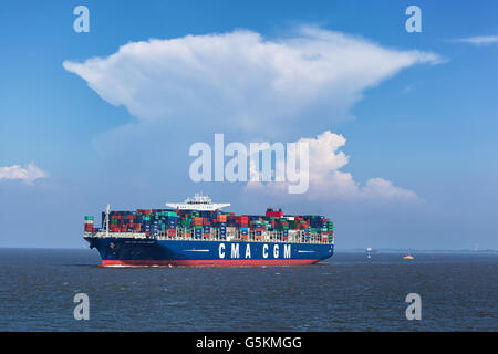 CMA CGM passant Jules Verne Cuxhaven après avoir quitté Hambourg. Banque D'Images