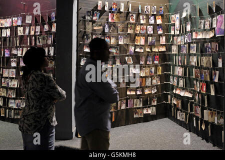 Les visiteurs à la recherche de photographies (donné au musée par les familles) de personnes qui ont été tués au cours du génocide de 1994. Kigali Memorial Center, musée du génocide de Kigali, Rwanda, Afrique du Sud Banque D'Images