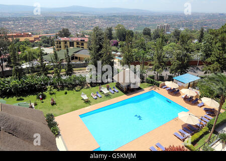 Kigali, Rwanda, Afrique - Vue du haut de la "hôtel des Mille Collines' pour le site de la piscine et le jardin de l'hôtel. Hôtel des Mille Collines rendu célèbre dans le film "Hôtel Rwanda", c'est l'endroit où les Tutsi se sont réfugiés terrifiés pendant le génocide de 1994. Banque D'Images