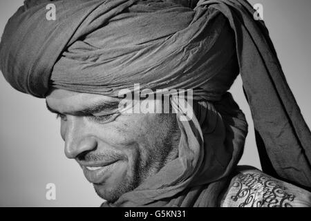 Portrait of a smiling man marocain portant un turban traditionnel. Banque D'Images