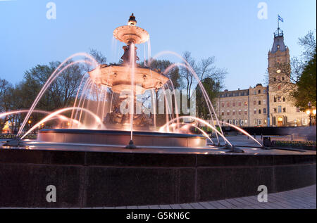 La VILLE DE QUÉBEC - MAI 23, 2016 : en face de l'édifice du Parlement, la Fontaine de Tourny's 43 jets d'eau, arrêter les masques, et gracef Banque D'Images